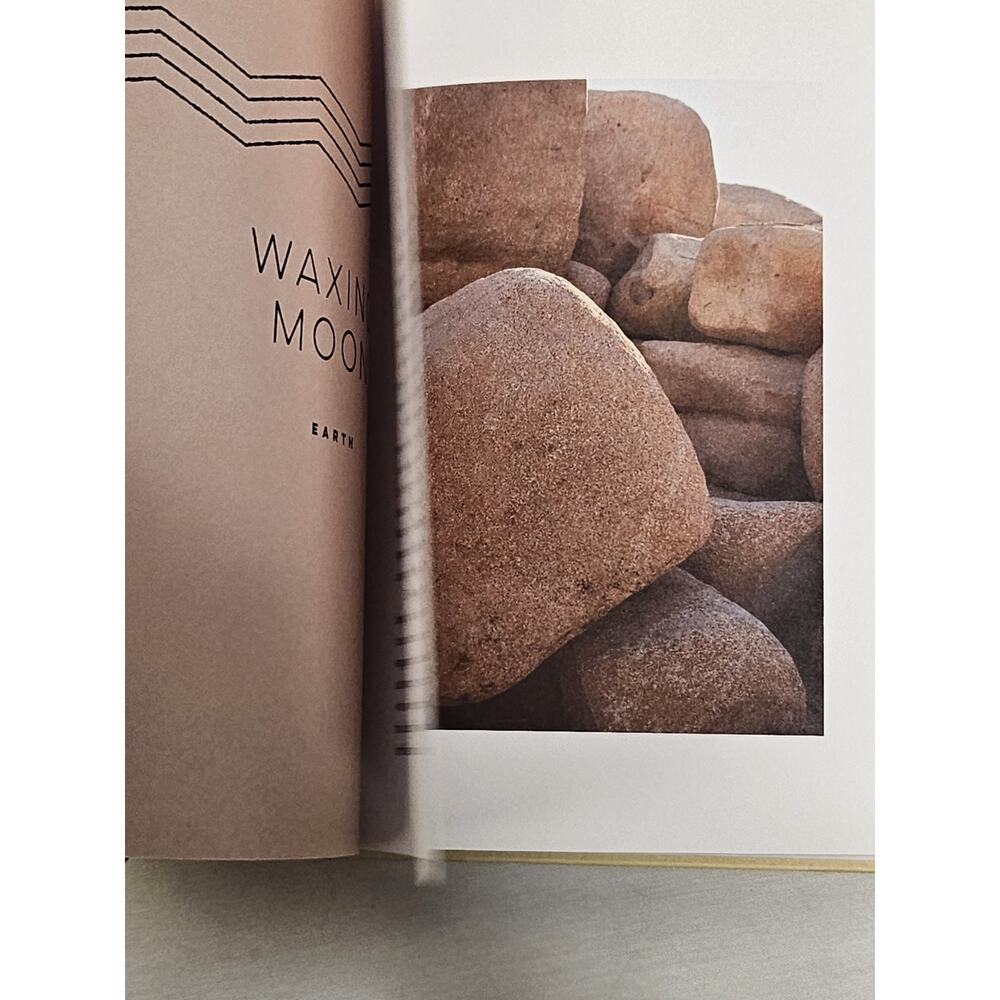 Moon Bath : Bathing Rituals and Recipes for Relaxation and Vitality - Picture 9 of 16